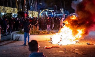 Holandija: Neredi tokom antikovid protesta, policija uhapsila više od 30 ljudi