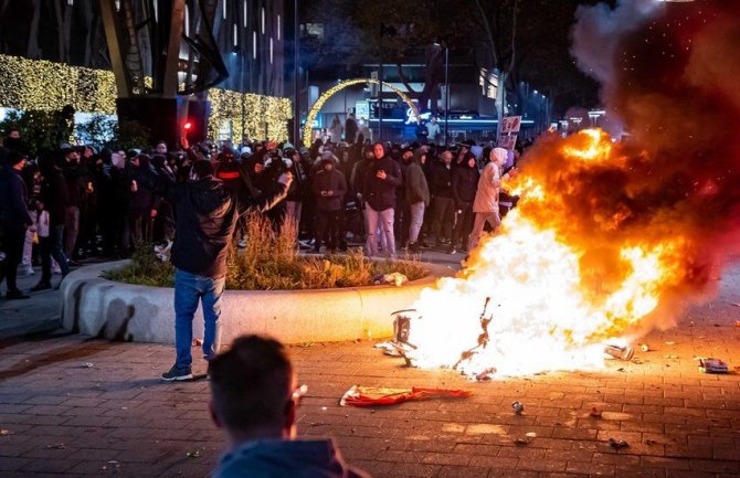 Holandija: Neredi tokom antikovid protesta, policija uhapsila više od 30 ljudi