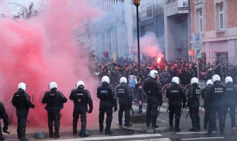 Haos u Briselu na protestu zbog mjera: Vodenim topovima i oklopnim vozilima na demonstranate(VIDEO)