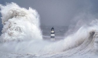 Velika Britanija: Desetine hiljada ljudi bez struje poslije oluje