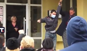  Šapčanin koji je u subotu zaustavio bager na protestima pušten iz pritvora