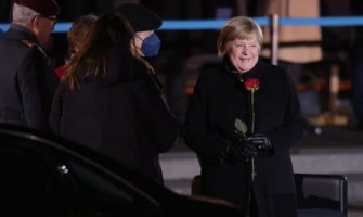 Kiša crvenih ruža za oproštaj od Angele Merkel