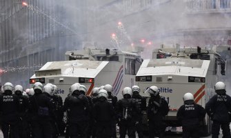 Stotine ljudi na ulicama Brisela zbog korona mjera, policija vodenim topovima i suzavcem na demonstrante(VIDEO)