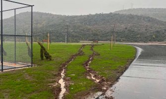 Vandalizam u Podgorici ponovo na djelu: Uništene zelene površine, grafiti na šetalištu(FOTO)