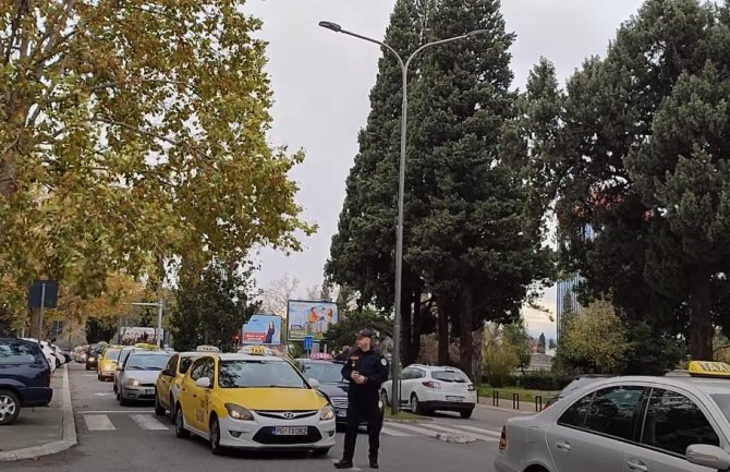 Taksisti protestovali u PG: Čekaju 15 sati da im se nadležni obrate