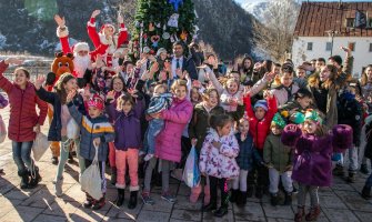 Šavnik ima mladost i budućnost: Mališani sa predsjednikom opštine okitili jelku(FOTO)