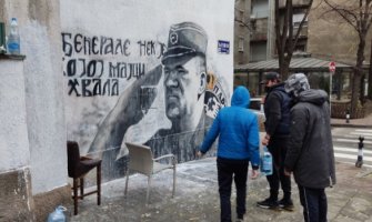 Mural Ratku Mladiću prekrečen pa vraćen: Dvojica momaka obrisala kreč