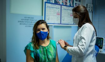 Popa primila treću dozu vakcine: Vakcinišite se, ne ugrožavajte zdravstveni sistem