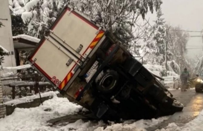 Beograd: Asfalt progutao kamion!