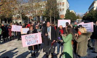 Protest ispred Skupštine, Popović: Neprihvatljivo da prvi antifašistički Zakon većina poslanika odbija da stavi na dnevni red