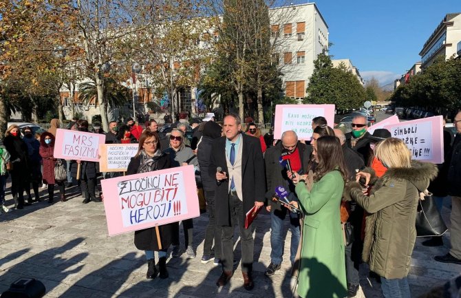 Protest ispred Skupštine, Popović: Neprihvatljivo da prvi antifašistički Zakon većina poslanika odbija da stavi na dnevni red
