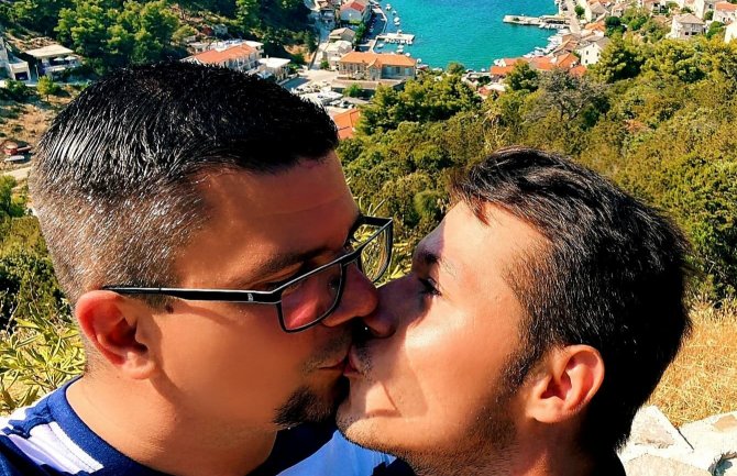 Hrvatska: Prvi javni poljubac gej političara 