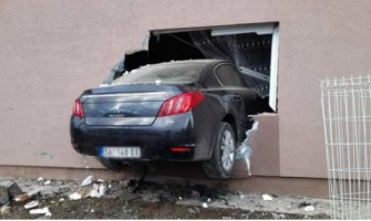 Automobilom pijan uletio u kuću Pavlovića(FOTO)