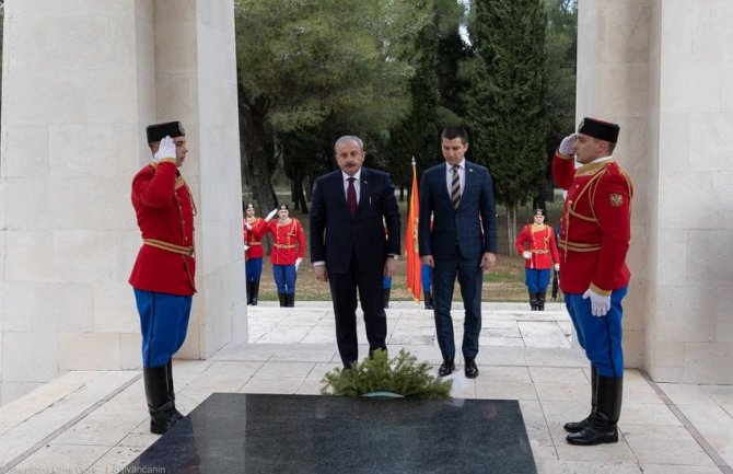 Šentop uz prisustvo Bečića položio vijenac na spomenik Partizanu borcu na Gorici