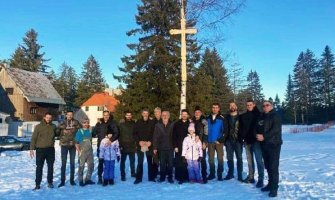 Na Žabljaku postavljen krst na mjestu gdje će se graditi hram