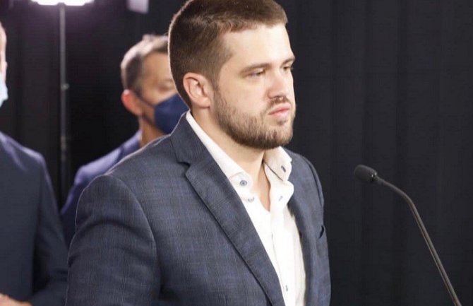 Nikolić: Kad Šešelj pljune to padne na Vučića, Mandića, Krivokapića