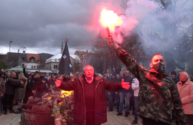 Vjernici CPC naložili Badnjake na Dvorskom trgu na Cetinju(FOTO)