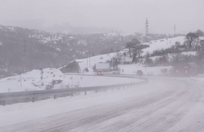 79 centimetara snijega na Žabljaku, neprohodan putni pravac ka Šavniku za sva vozila