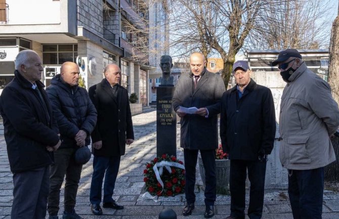 Kašćelan položio vijenac na spomenik Kruški i Hodžiću: Oni su simboli borbe i ljubavi prema Crnoj Gori