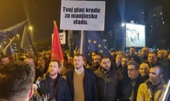 Protest u Podgorici; Milatović: Zašto neko sa ekonomije skreće priču na politiku i podjele? Srpske pjesme ispred Skupštine