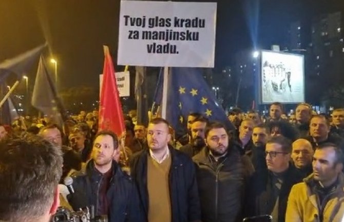 Protest u Podgorici; Milatović: Zašto neko sa ekonomije skreće priču na politiku i podjele? Srpske pjesme ispred Skupštine