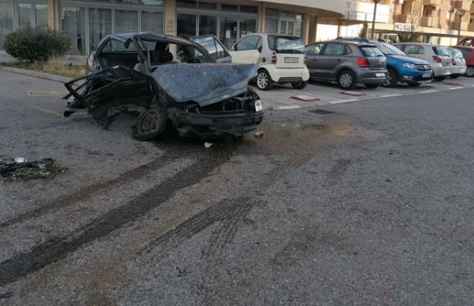 Težak udes na Zabjelu: Povrijeđene tri osobe, auto smrskano