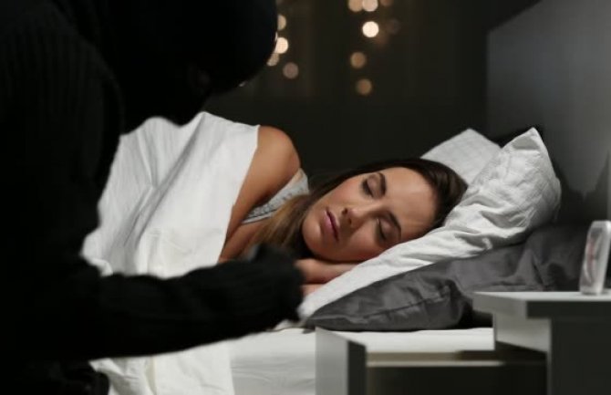 Krao iz sobe dok je vlasnik spavao?