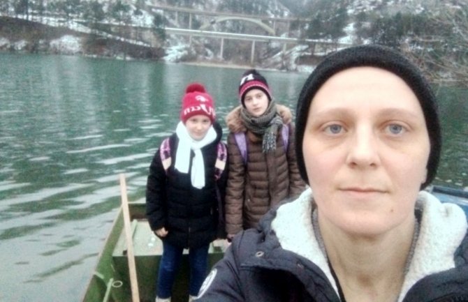 Majka Marina svaki dan ćerke prevozi čamcem preko Lima u školu: Ustaju prije nego što svane, ne znaju da plivaju...