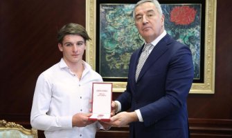 Đukanović uručio Emšiji Medalju za hrabrost: Poruka da svi treba više da obrate pažnju na ljude oko sebe