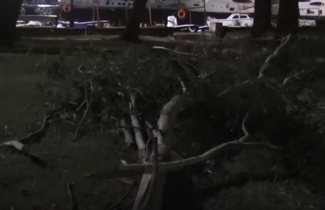 Duvao olujni vjetar u Budvi, ponegdje ima štete(VIDEO)