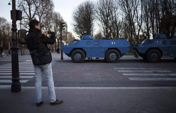 Hiljade demonstranata stiže u Pariz: Policija spremila vodene topove, najavila probijanje blokada