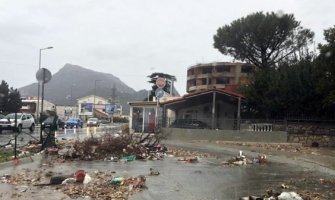 U Sutomoru uklanjaju posljedice nevremena