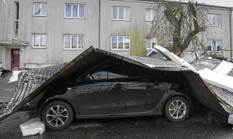 Oluja u Evropi, četiri osobe stradale, saobraćaj prekinut, vjetar obarao stabla(VIDEO)