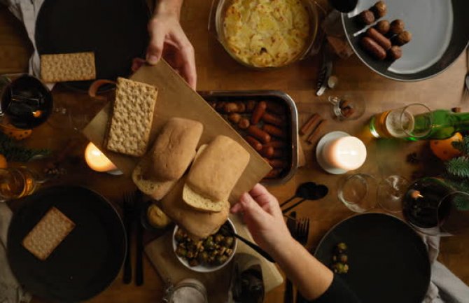 Plate veće a manje hrane na stolu