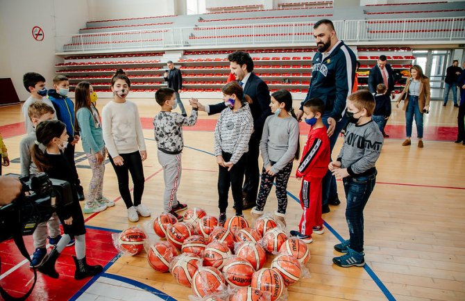 Abazović i Peković  dijelili djeci lopte i dresove: Sledeću utakmicu gledamo zajedno