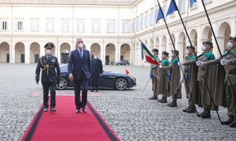 Đukanović doputovao u Rim, doček vojne garde i razgovor sa Matarelom (VIDEO)