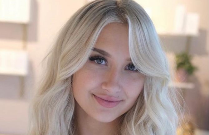 Konobarica radi u donjem vešu: 