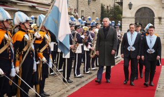 Predsjednik Đukanović dočekan sa najvišim vojnim i državnim počastima u San Marinu (VIDEO)