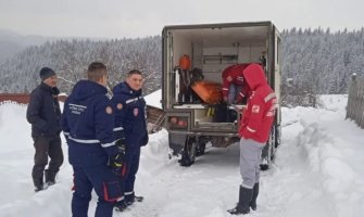 Vatrogasci u pratnji dr Šaponjića evakuisali povrijeđenu staricu iz  bjelopoljskog sela Gorice