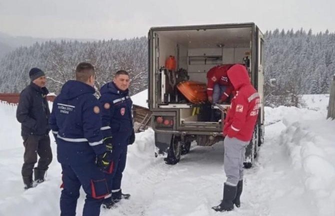 Vatrogasci u pratnji dr Šaponjića evakuisali povrijeđenu staricu iz  bjelopoljskog sela Gorice