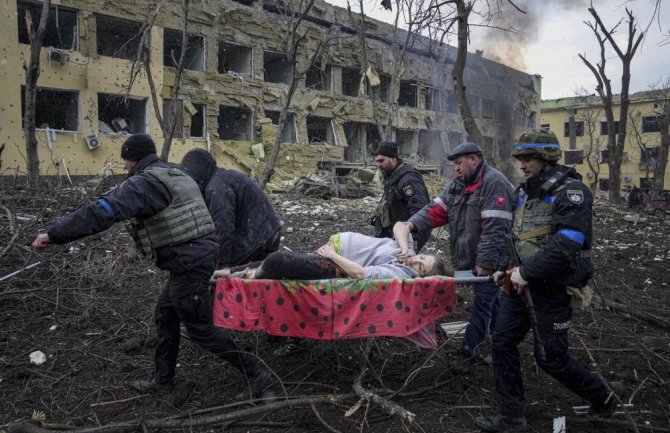 Trudnica i beba umrle nakon bombardovanja porodilišta u Mariupolju