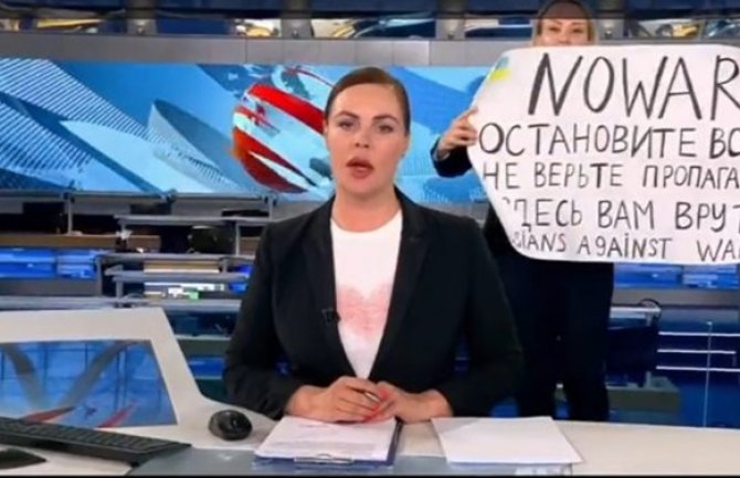 Djevojka upala na rusku državnu TV sa transparentom (VIDEO)