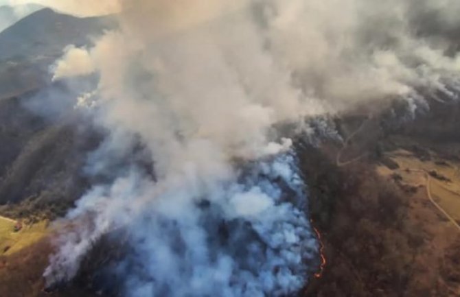 U Kolašinu stabilno stanje, požar iznenadio i avijaciju MUP-a