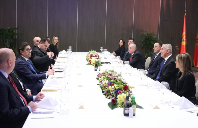 Đukanović priredio svečanu večeru u čast Pendarovskog