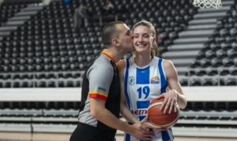 Romantičan događaj na sportskom terenu, sakrio od izabranice i da će da sudi utakmicu