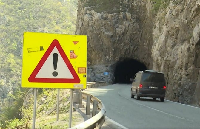 Najduži tunel u Platijama bez rasvjete: Vozi kako se ko snađe