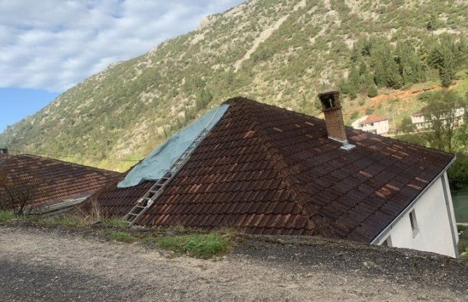 Fotografije kuće u Stocu na koju se obrušila stijena