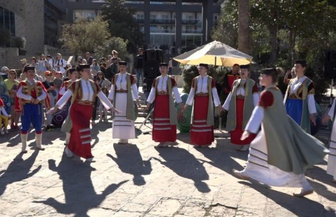 Manifestacija „Od Uskrsa do Vaskrsa“ okupila brojne turiste, kao i građane Budve