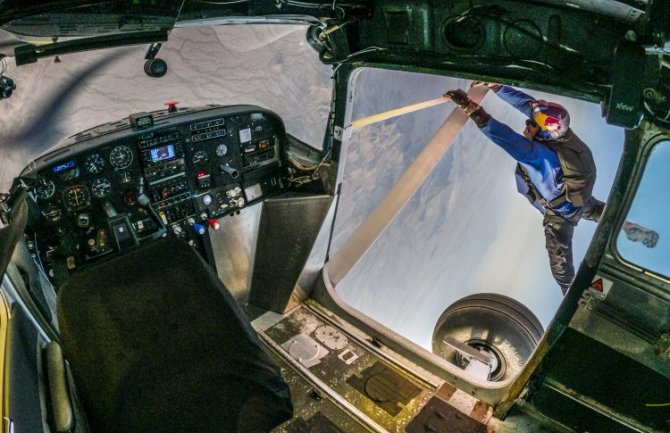 Pilot u toku leta prešao u drugi avion i uspješno ga prizemljio (VIDEO)