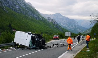 U saobraćajnoj nezgodi cistjerna puna  goriva sletjela u jezero